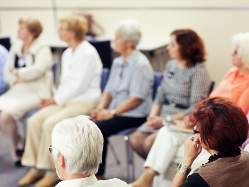 Reunión de una comunidad de personas mayores